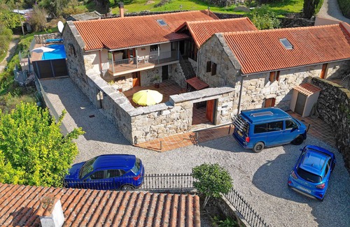 Covelo Villa | Impresionante villa con piscina en una aldea rural en las colinas de Vigo