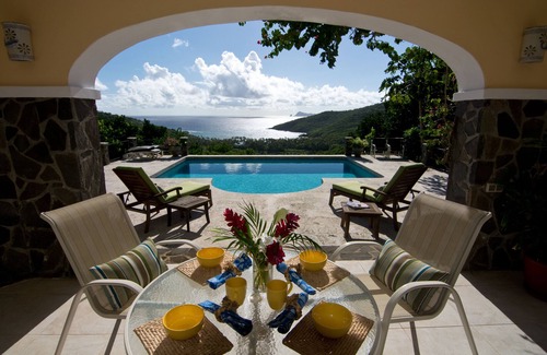 Spring Estate Villa | Villa de lujo de 5 * con piscina privada con vistas impresionantes, ideal para 2 o 4 personas.