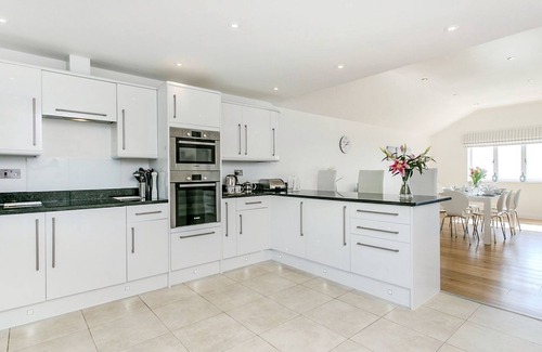 Bigbury-on-Sea Casa | Luxury property Sleeps 8 - Sea views & hot tub - 200m from beach!