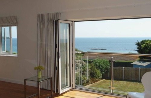 Bigbury-on-Sea Casa | Luxury property Sleeps 8 - Sea views & hot tub - 200m from beach!