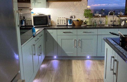 Meliden Casa | Luxury Property with Hot Tub and Fabulous Views of Coast and Mountains.