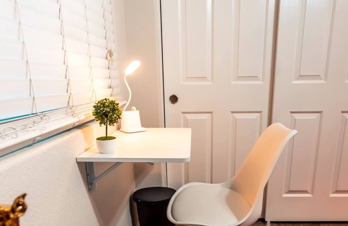 Silverado Ranch Cama Y Desayuno | LUXURY QUEEN SUITE , MINUTES TO AIRPORT,STRIP AND FREEWAY