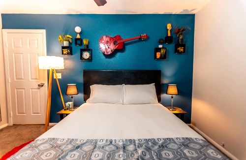 Silverado Ranch Cama Y Desayuno | LUXURY QUEEN SUITE , MINUTES TO AIRPORT,STRIP AND FREEWAY