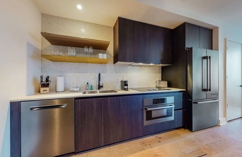 East Cesar Chavez Condominio | Luxury Rainey St Condo with rooftop pool, Lakeview & Gym
