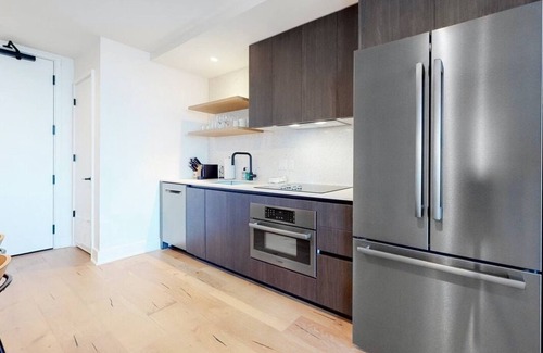 East Cesar Chavez Condominio | Luxury Rainey St Condo with rooftop pool, Lakeview & Gym