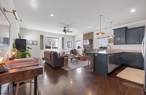 Colonial Pine Hills Otro | Luxury Ranch Stay - Horse and Cattle
