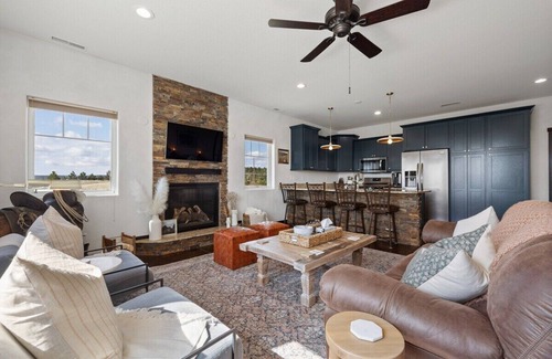 Colonial Pine Hills Otro | Luxury Ranch Stay - Horse and Cattle