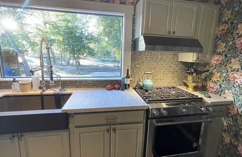 Freestone Casa | Luxury Redwood House w/ Hot Tub - walk to Cheese Shop, Spa & Bakery