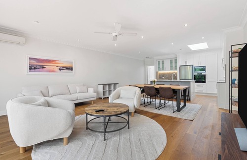 Bondi Cabaña | Luxury Renovated Home, Quiet street- Light Modern