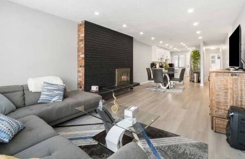 Burnaby Casa | Luxury Renovated 3BD House in Burnaby