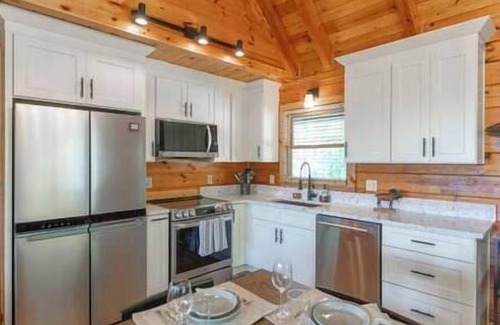 Necowa Cove Casa | Luxury Renovated | Lake & Mountain Views | Hot Tub