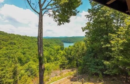 Necowa Cove Casa | Luxury Renovated | Lake & Mountain Views | Hot Tub