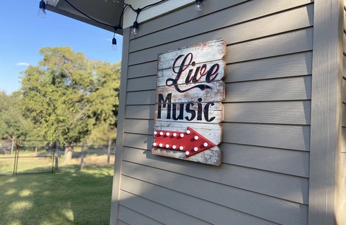 Fredericksburg Casa | Luxury rental in the heart of Fredricksburg minutes from Main Street.