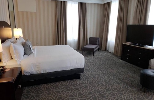 Manchester Hotel | Luxury Resort Stay: Pool, Spa, Golf, Trails & Village Access