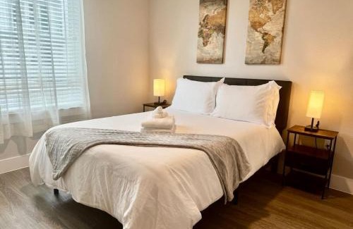 McNeil Apartamento | Luxury Resort-Style Apt Pool