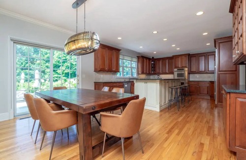 Ridgefield Casa | Luxury Retreat-5BR plus 3rd floor that sleeps 12 adults; 1 mile to town center