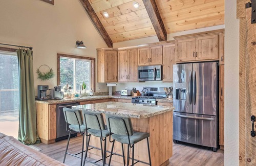 Mi-Wuk Village Cabina | Luxury Retreat: Custom Mi-Wuk Village Cabin!
