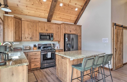 Mi-Wuk Village Cabina | Luxury Retreat: Custom Mi-Wuk Village Cabin!