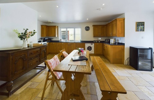 Chepstow Casa | Luxury Retreat: Dorlands House, Sleeps 16 - Hot Tub included in a Scenic Setting
