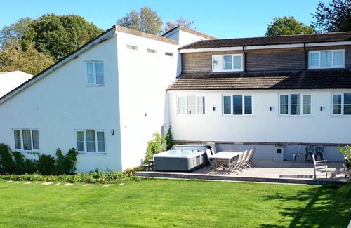 Chepstow Casa | Luxury Retreat: Dorlands House, Sleeps 16 - Hot Tub included in a Scenic Setting