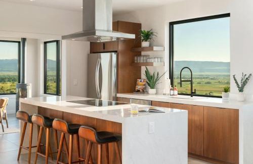 Tetonia Casa | Luxury Retreat Epic Views & Hot Tub