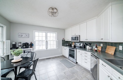 McGaheysville Casa | Luxury Retreat~Hot Tub~Sauna~Game Rm~2 King Suites~Toys~Flower on the Mountain