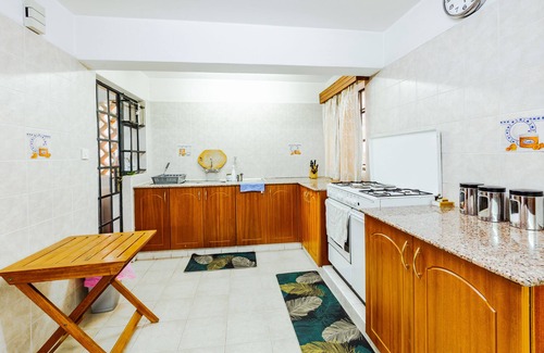 Nairobi Upper Hill Apartamento | Luxury Retreat in Nairobi's Upperhill: Parking, Security, Modern Design!
