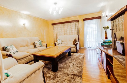 Nairobi Upper Hill Apartamento | Luxury Retreat in Nairobi's Upperhill: Parking, Security, Modern Design!