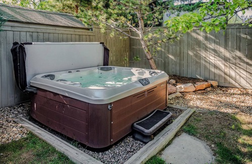Lafayette Casa | Luxury Retreat w/ Hot Tub, Home Theater & more. Kid & Pet Friendly!