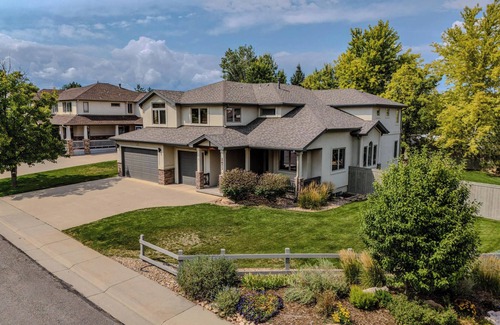 Lafayette Casa | Luxury Retreat w/ Hot Tub, Home Theater & more. Kid & Pet Friendly!