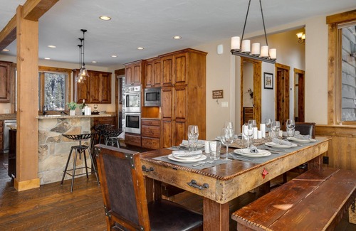 Blue River Casa | Luxury Retreat w/Mountain Views + Hot Tub + Ski Shuttle - Royal Retreat