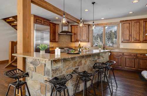 Blue River Casa | Luxury Retreat w/Mountain Views + Hot Tub + Ski Shuttle - Royal Retreat