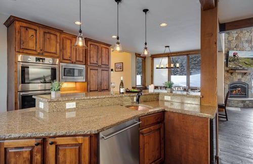 Blue River Casa | Luxury Retreat w/Mountain Views + Hot Tub + Ski Shuttle - Royal Retreat