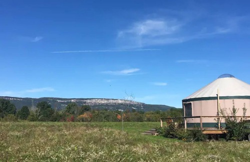 Gardiner Cabina | Luxury retreat w/ private deck, garden, firepit on organic farm