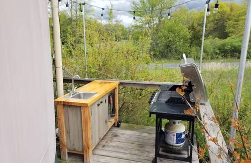 Gardiner Cabina | Luxury retreat w/ private deck, garden, firepit on organic farm
