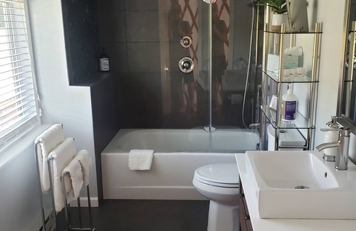 Gardiner Cabina | Luxury retreat w/ private deck, garden, firepit on organic farm