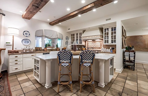 Newton Casa | Luxury Retreat with Pool & Hot Tubs – Perfect Getaway!