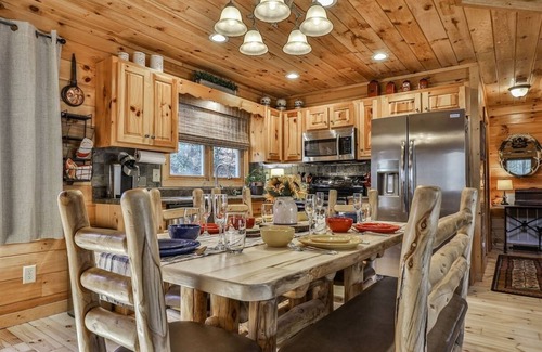Ellijay Cabina | Luxury River Oasis -3 Master Suites - 3 Fireplaces Hot Tub! 195/Night