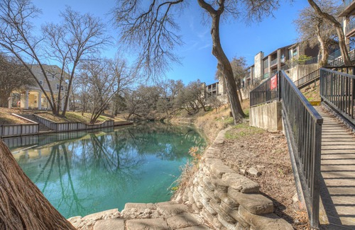 New Braunfels Condominio | Luxury Riverfront Condo 1 BLK to Schlitterbahn!