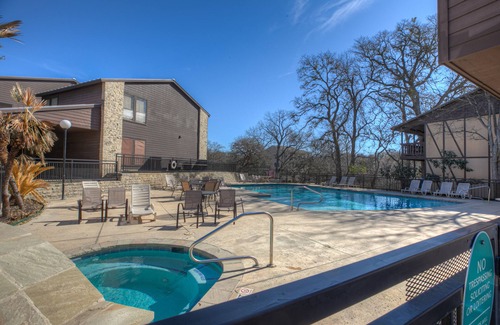 New Braunfels Condominio | Luxury Riverfront Condo 1 BLK to Schlitterbahn!