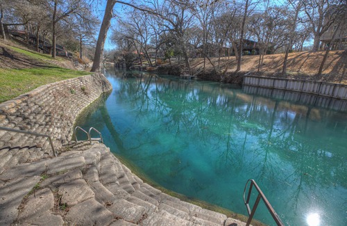 New Braunfels Condominio | Luxury Riverfront Condo 1 BLK to Schlitterbahn!
