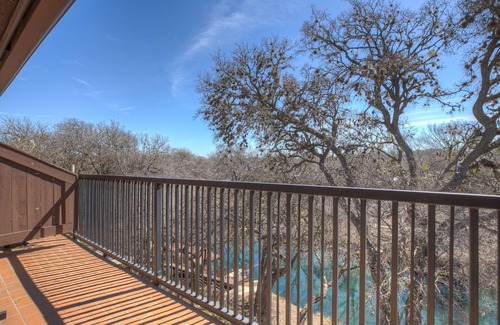 New Braunfels Condominio | Luxury Riverfront Condo 1 BLK to Schlitterbahn!
