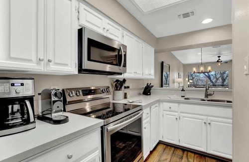 New Braunfels Condominio | Luxury Riverfront Condo 1 BLK to Schlitterbahn!