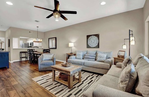 New Braunfels Condominio | Luxury Riverfront Condo 1 BLK to Schlitterbahn!