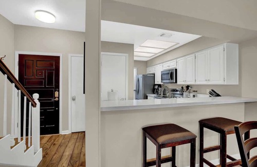 New Braunfels Condominio | Luxury Riverfront Condo 1 BLK to Schlitterbahn!