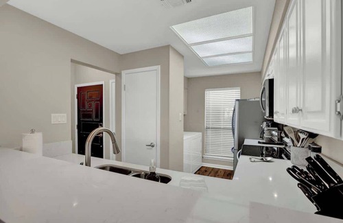New Braunfels Condominio | Luxury Riverfront Condo 1 BLK to Schlitterbahn!