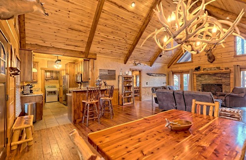 East Ellijay Cabina | Luxury Riverfront Cabin - Pet Friendly