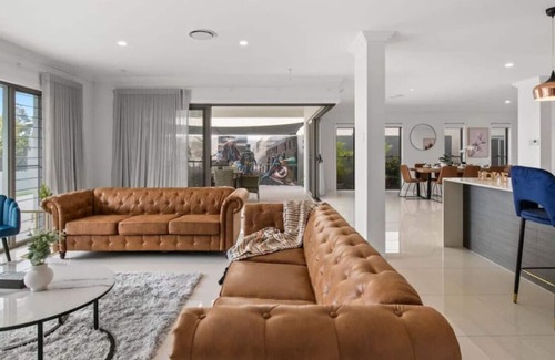 Helensvale Casa | Luxury Riverfront Holiday Villa! Newly Furnished!