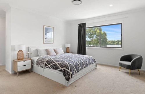 Helensvale Casa | Luxury Riverfront Holiday Villa! Newly Furnished!