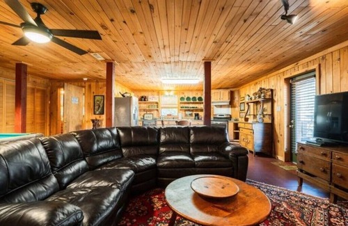 Lone Rock Cabina | Luxury Riverfront Lodge Fishing, Hot Tub & Ozark Views”